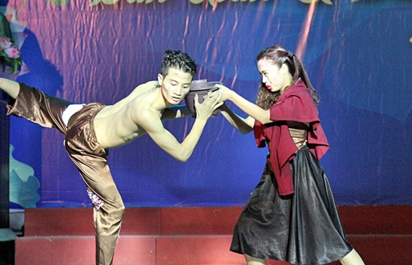 Chung kết Tài năng Múa dân gian và dân tộc - 10 Câu chuyện “gáo vỡ lại lành” của cặp đôi Chí Phèo – Thị Nở do Ngô Hồng Nhung biên đạo và trình diễn được ban giám khảo đánh giá cao