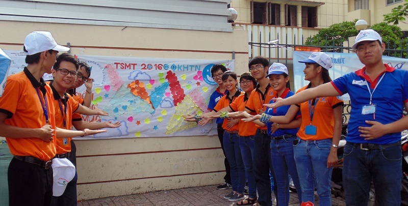 Các sinh viên tình nguyện tiếp sức mùa thi của trường ĐH Khoa học Tự nhiên (ĐH Quốc gia TPHCM) đã khiến sĩ tử thêm tự tin khi tạo ra bảng điều ước tại các điểm thi.