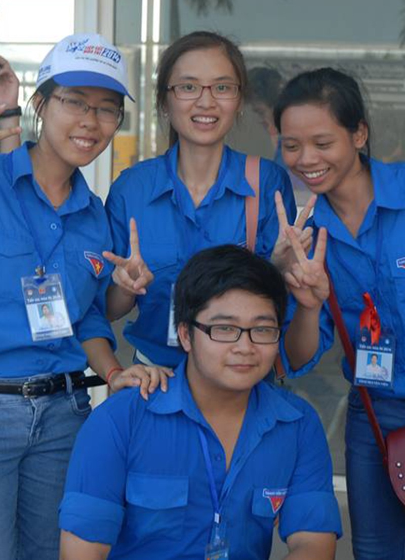 Đóng góp của sinh viên tình nguyện cần được công nhận - 2 Nguyễn Tiến Dũng và các bạn gái trong đội tình nguyện Tiếp sức mùa thi năm 2014.
