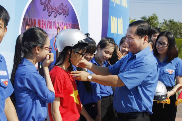 Bí thư TƯ Đoàn: "Phong trào tình nguyện không thể lấy mục tiêu kinh tế để đánh giá" - 2 Nguyễn Phi Long - Bí thư Trung ương Đoàn, Chủ tịch Hội LHTN Việt Nam trao mũ bảo hiểm cho các em học sinh, đoàn viên thanh niên của tỉnh Bình Định trong Ngày hội “Thanh niên với văn hóa giao thông” năm 2015.