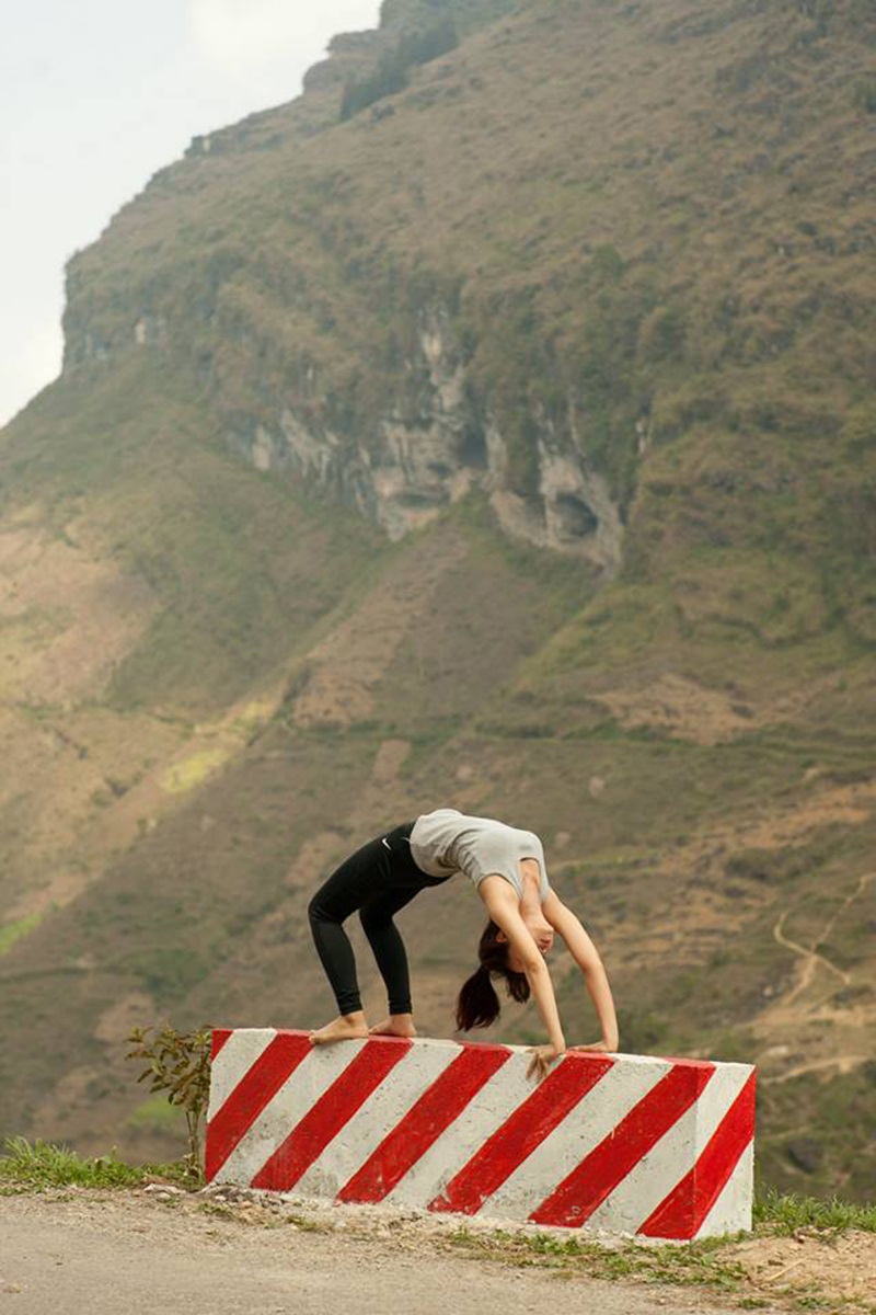 Cô gái Việt "mang yoga vòng quanh thế giới" sẽ tiếp tục hành trình đến 70 tuổi - 4 Phụng Yến là cô gái theo đuổi cả đam mê yoga và du lịch cùng lúc. Những hình ảnh của cô trong album Yoga around the world đang được rất nhiều người quan tâm trên mạng xã hội.