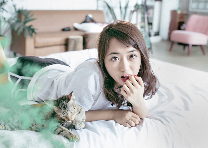 Cuối tuần thư giãn của hot girl Vũ Quỳnh Anh bên chú mèo cưng - 3 Biểu cảm giống nhau của Quỳnh Anh và chú mèo trong ảnh khiến người xem phải bật cười.