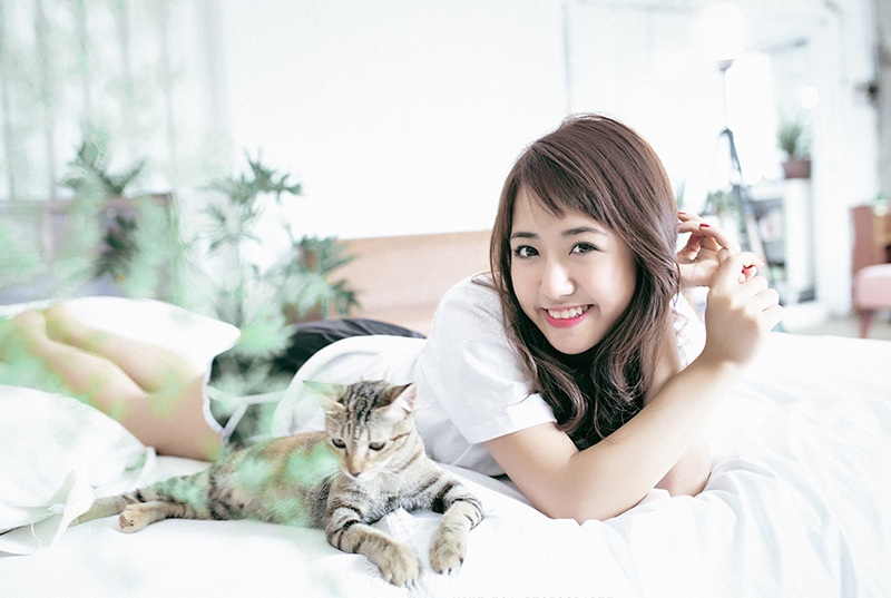 Cuối tuần thư giãn của hot girl Vũ Quỳnh Anh bên chú mèo cưng - 2
Nhân dịp nghỉ hè, Quỳnh Anh về thăm gia đình và thực hiện bộ ảnh này. Quỳnh Anh rất thích động vật và cô đã dành một ngày cùng với ê-kíp chụp ảnh làm quen, chơi đùa cùng với chú mèo dễ thương.