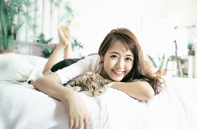 Cuối tuần thư giãn của hot girl Vũ Quỳnh Anh bên chú mèo cưng - 8 Ngày cuối tuần có thể nằm chơi với thú cưng như thế này.