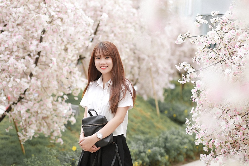 Nữ sinh tuổi 18 xinh xắn, hồn nhiên bên hoa anh đào - 8 Bộ ảnh này mới được Hoàng thực hiện trên con đường hoa anh đào đang được giới trẻ Sài Gòn yêu thích.