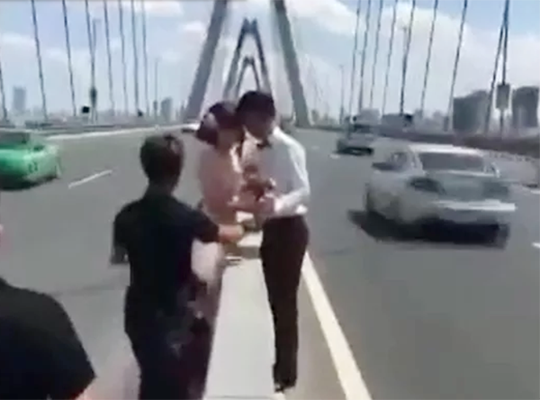 Cặp đôi "liều mình" chụp ảnh cưới giữa hai làn xe trên cầu Nhật Tân - 2 Chụp ảnh cưới giữa lòng cầu Nhật Tân (Ảnh: Facebook).