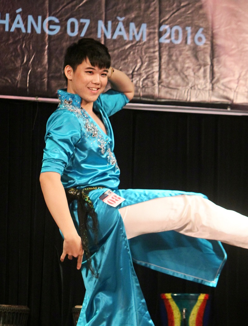 "Tròn mắt" xem nam thanh niên biểu diễn múa bụng - 3 "Tròn mắt" xem nam thanh niên biểu diễn múa bụng - 3