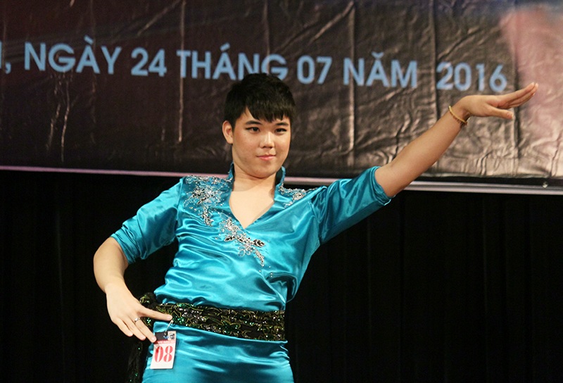 "Tròn mắt" xem nam thanh niên biểu diễn múa bụng - 5 "Tròn mắt" xem nam thanh niên biểu diễn múa bụng - 5