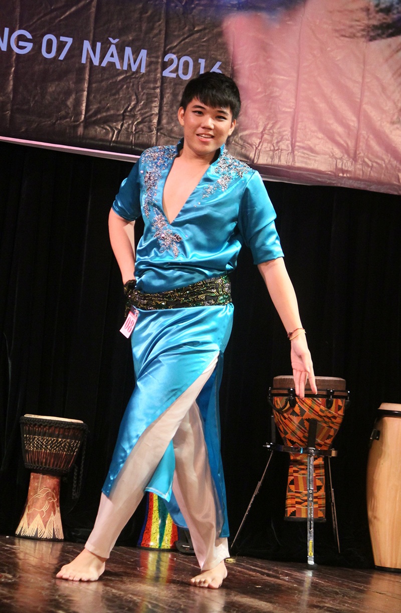 "Tròn mắt" xem nam thanh niên biểu diễn múa bụng - 2 Động tác nhảy múa của Sia mềm dẻo, thanh thoát không thua kém gì các vũ công nữ.