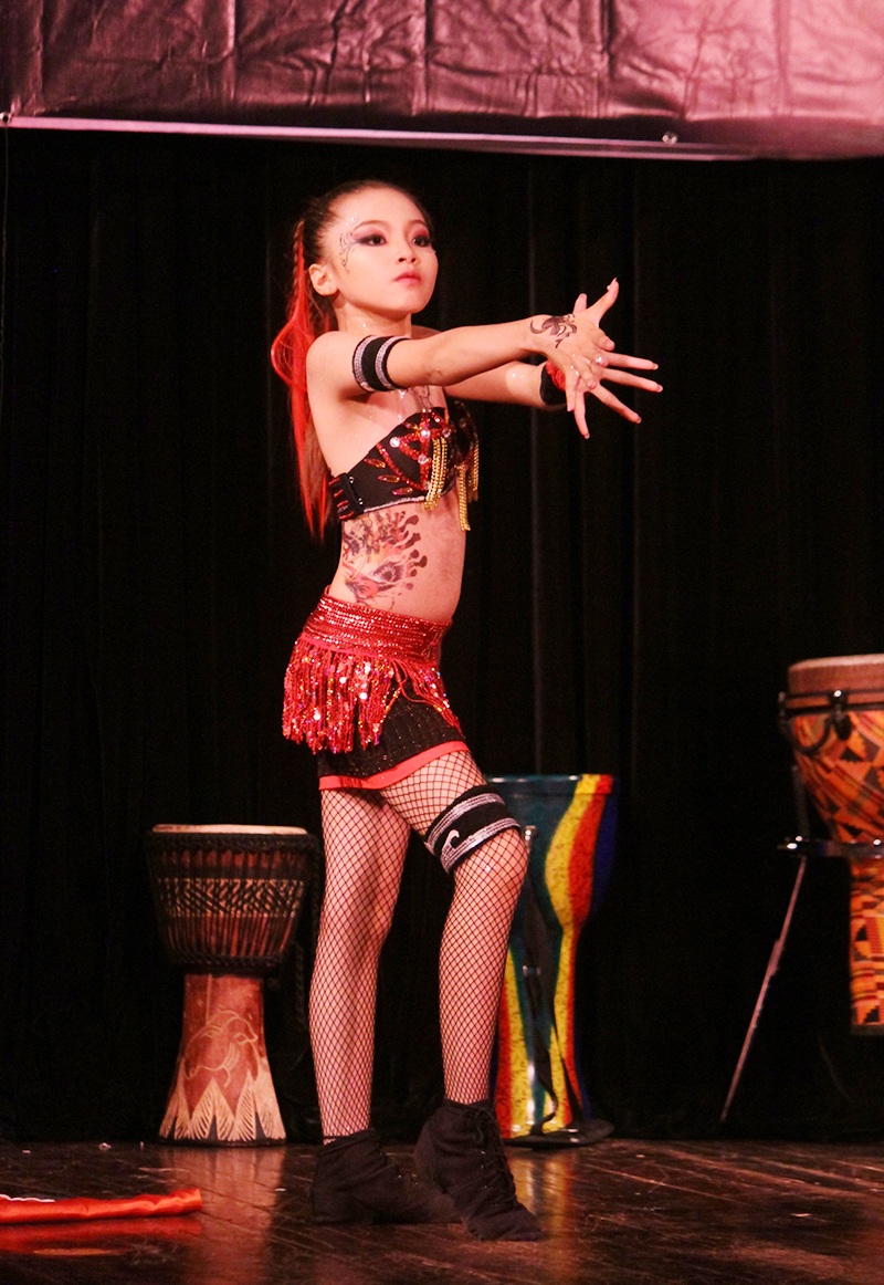 Thí sinh Lê Bích Ngọc thể hiện sự tự tin, kĩ thuật cực tốt trên sân khấu cuộc thi bellydance quốc tế.