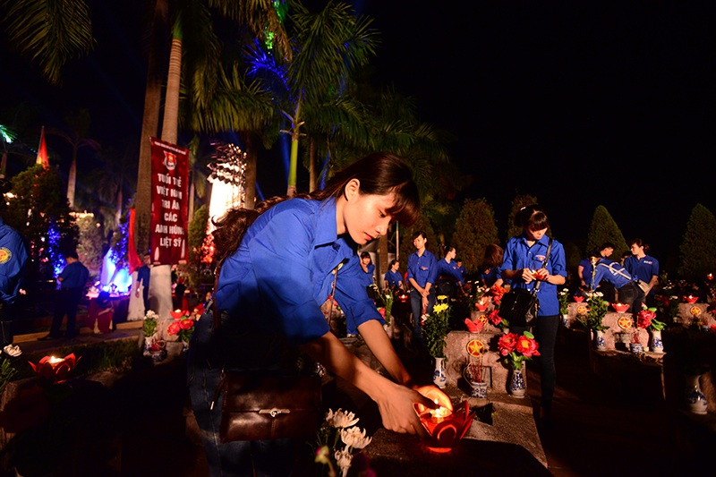 Mỗi một ngọn nến, một nén hương là tấm lòng của thế hệ trẻ thành kính trước sự hi sinh của cha ông.