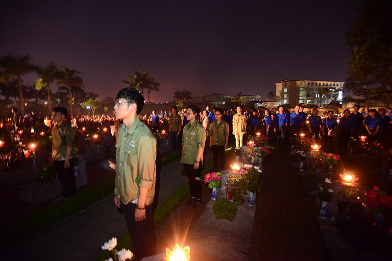1000 Đoàn viên Thanh niên thắp nến tri ân các anh hùng liệt sĩ.