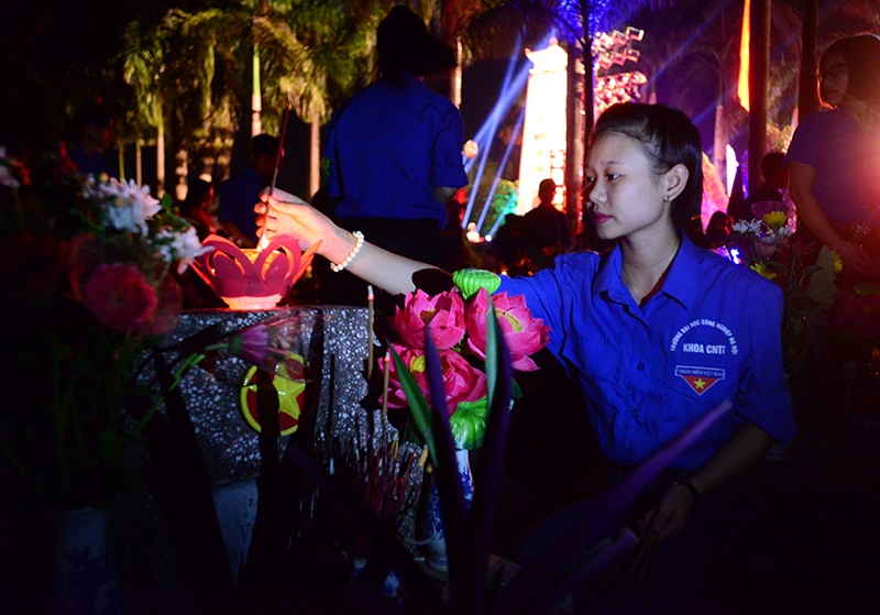 Dâng hương và thắp nến tri ân là một hành động của các đoàn viên thanh niên tưởng nhớ những anh hùng đã ngã xuống vì độc lập, tự do của dân tộc.