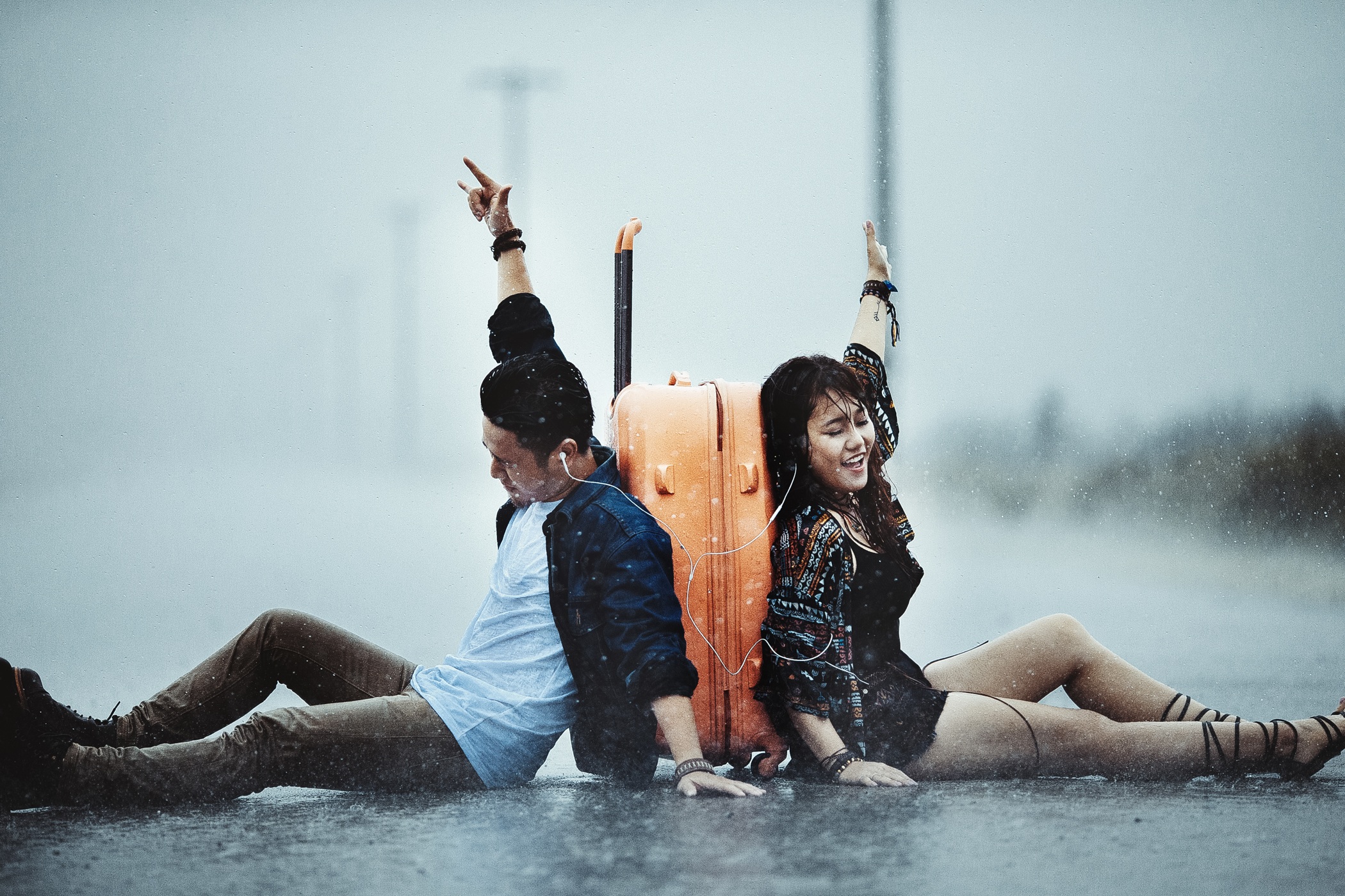 Bộ ảnh "vũ điệu" tình yêu trong... cơn bão số 1 - 6 Bộ ảnh cưới dưới mưa độc nhất vô nhị.