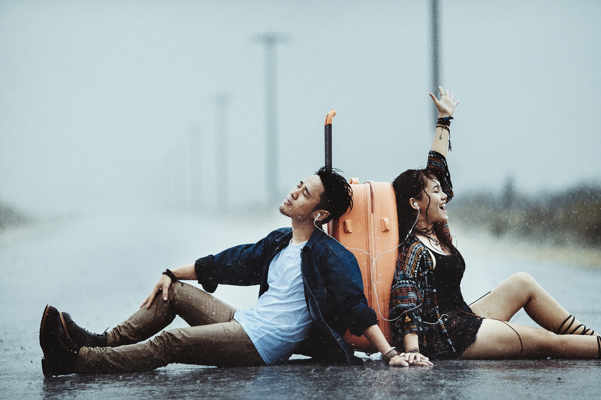 Bộ ảnh "vũ điệu" tình yêu trong... cơn bão số 1 - 7 Hết sức phóng khoáng.