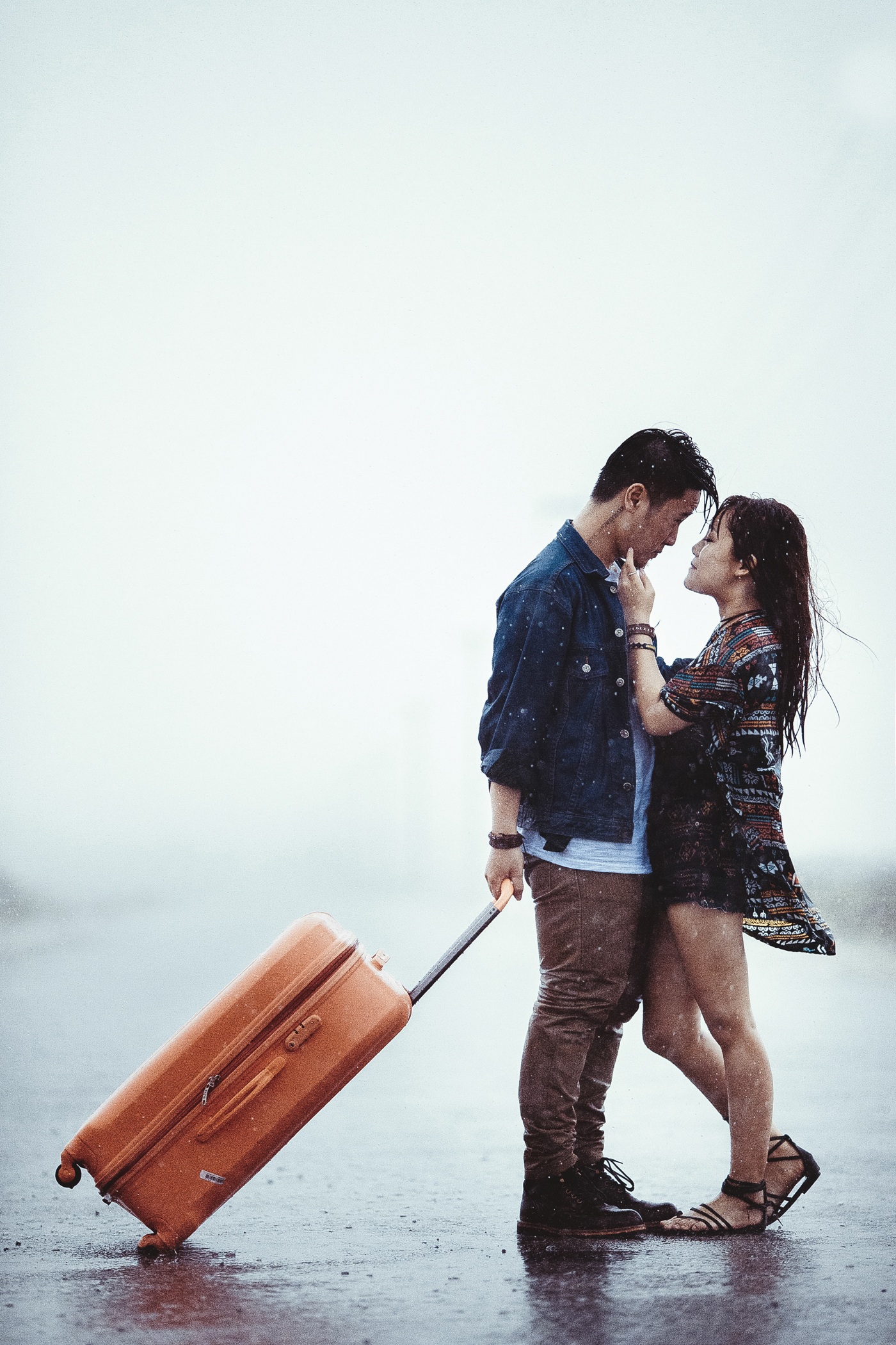 Bộ ảnh "vũ điệu" tình yêu trong... cơn bão số 1 - 12 Những cảnh tình tứ lãng mạn của cặp đôi trẻ dưới trời mưa bão