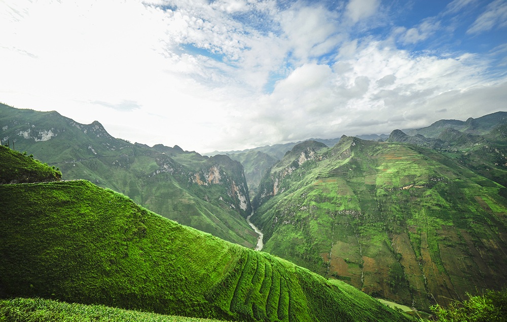 Thiên nhiên Việt Nam đẹp huyền ảo qua ống kính của 9x mê du lịch - 9 Ngang đèo Mã Pí Lèng, Hà Giang.