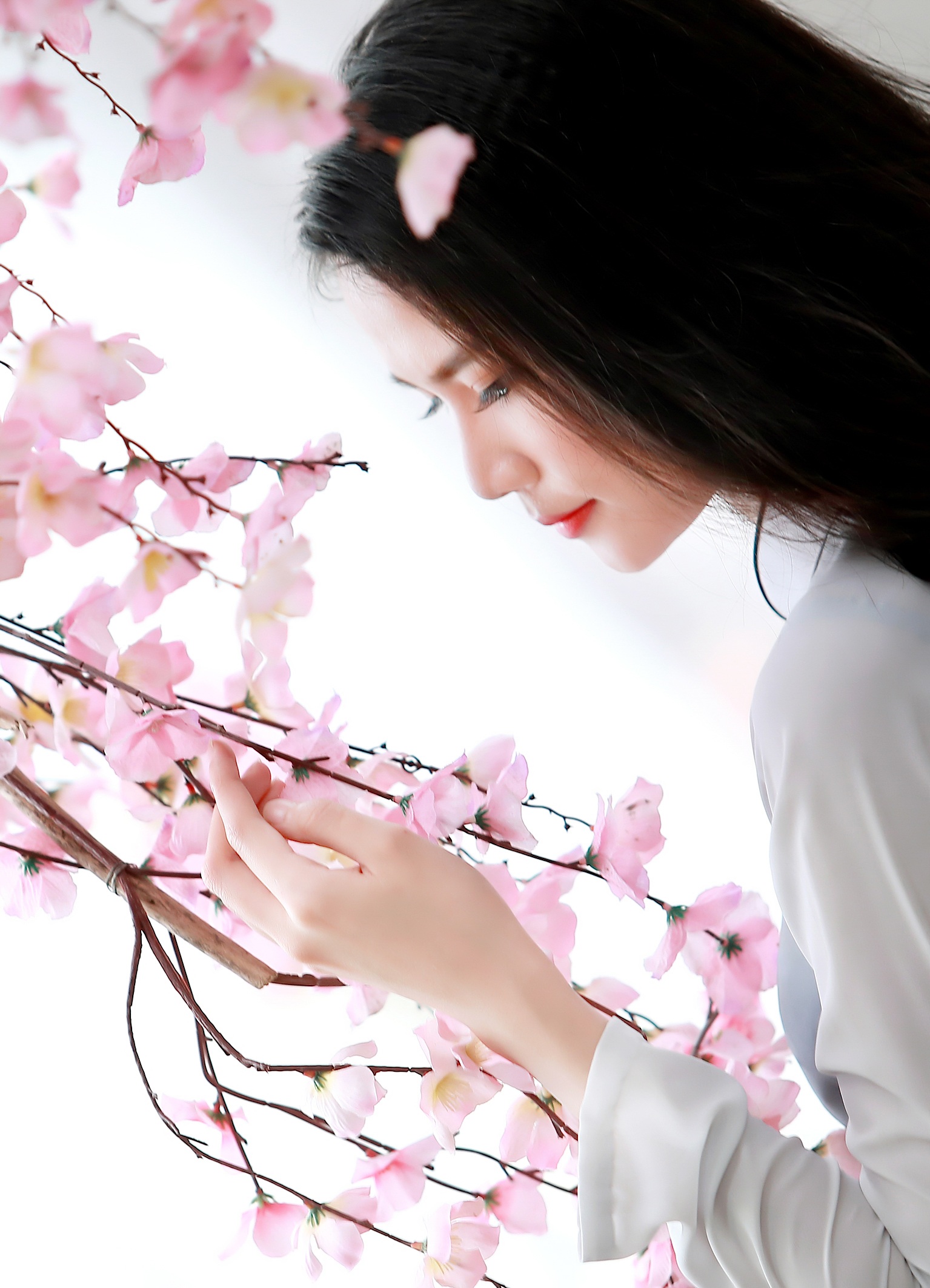 Với tổng giá trị giải thưởng lên tới 200 triệu đồng, iMiss Thăng Long 2016 hứa hẹn sẽ bùng nổ hơn, cạnh tranh mạnh mẽ hơn. Để tìm ra được gương mặt xuất sắc nhất giành được Vương miện Hoa khôi Sinh viên TP. Hà Nội 2016 cùng giải thưởng lên tới 50 triệu đồng tiền mặt và nhiều sản phẩm khác.