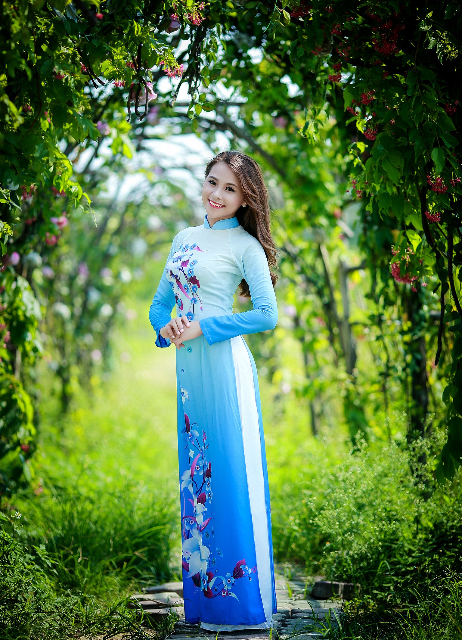 
Với chủ đề “Hội tụ vẻ đẹp nghìn năm”, cuộc thi góp phần tôn vinh vẻ đẹp, trí tuệ, tài năng của các bạn nữ sinh viên Thủ Đô; để các nữ sinh viên thể hiện một phong cách sống năng động, hiện đại trẻ trung nhưng vẫn giữ được nét thanh lịch, duyên dáng, nhân ái truyền thống vốn có của người phụ nữ Việt Nam...
