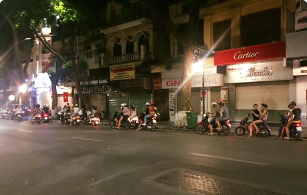 Bạn trẻ nửa đêm lọ mọ đi bắt Pokemon ở Hà Nội - 6 1h đêm trên phố Hàng Khay, rất đông bạn trẻ tụ tập bắt Pokemon.