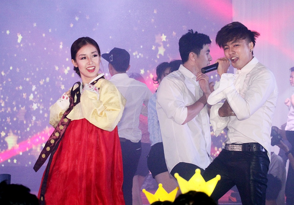 Những màn trình diễn sôi động trong buổi biểu diễn fanmade, chào mừng Big Bang sắp sang Việt Nam.