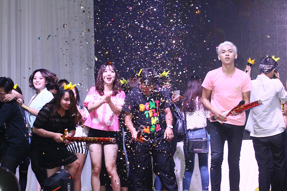Bắn pháo giấy ăn mừng sinh nhật nhóm nhạc.