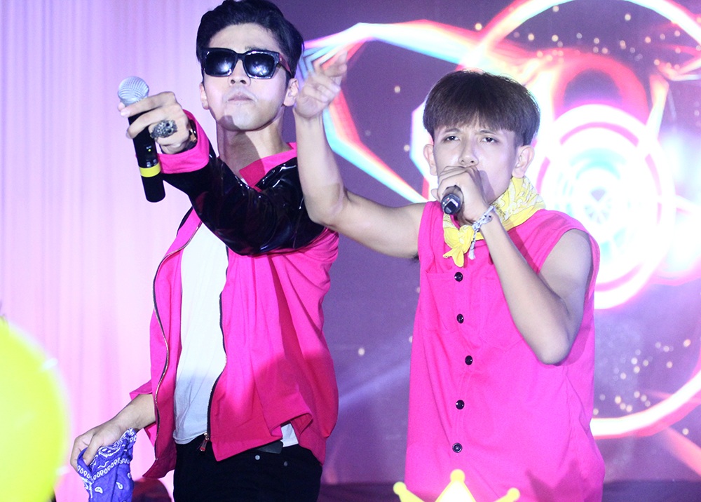 Từ tạo hình cho tới cách đi đứng, động tác, giọng hát... đều được mô phỏng giống như các thành viên trong nhóm Big Bang