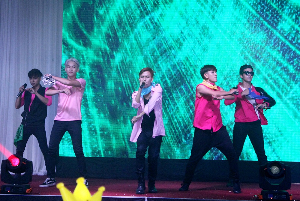 Màn trình diễn của nhóm nhảy thỏa mãn lòng mến mộ của 500 fan Big Bang