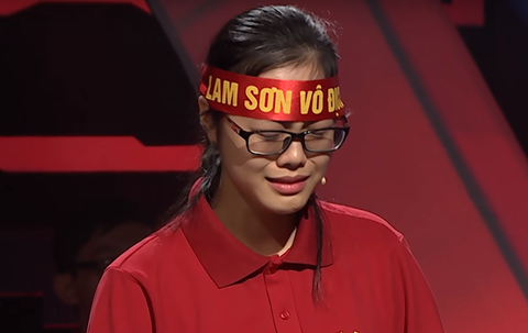 Nữ sinh "trả lời đúng 11/11 câu khởi động" bật khóc vì không lọt Chung kết Olympia - 1 Minh Huyền bật khóc vì không đem được cầu truyền hình về với THPT chuyên Lam Sơn, Thanh Hoá.