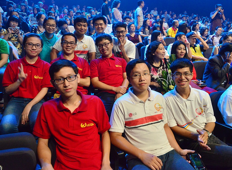 Các thí sinh Olympia những năm trước và thí sinh phải dừng chân ở các vòng thi Tuần, Tháng, Quý đến xem và cổ vũ cho 4 nhà leo núi xuất sắc nhất năm nay.