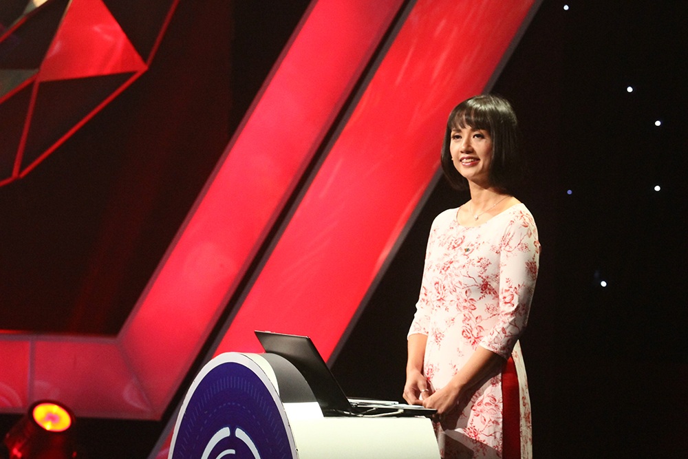 MC Tùng Chi - nữ MC được yêu mến nhất trong lịch sử 16 năm của cuộc thi tuyên bố bắt đầu cuộc đấu trí chung kết Olympia 16.