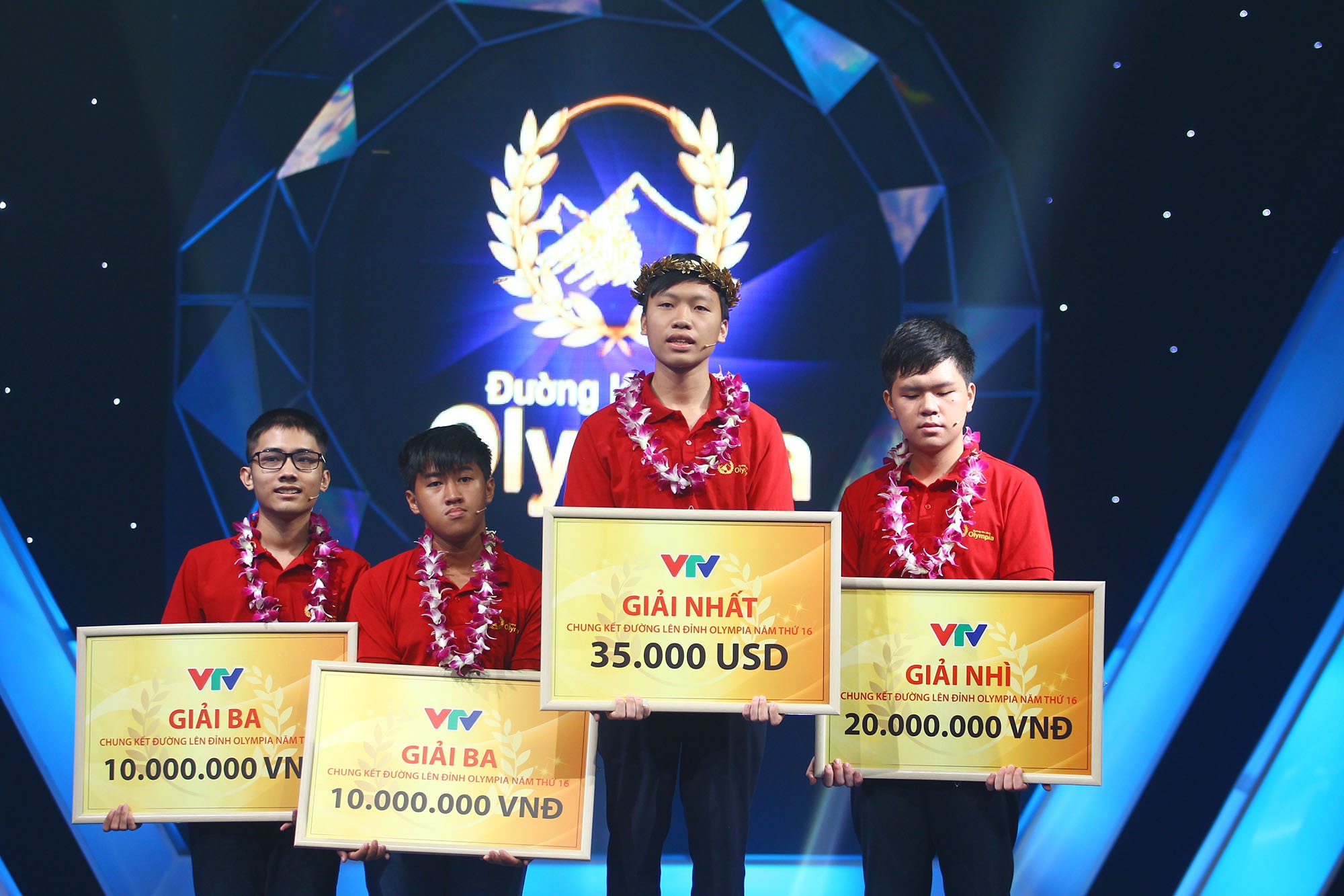 Nhà vô địch “mặt lạnh như tiền” của Đường lên đỉnh Olympia 2016 - 1 Chương luôn giữ khuôn mặt bình tĩnh tới mức lạnh lùng ngay cả khi đứng trên bục vinh quang
