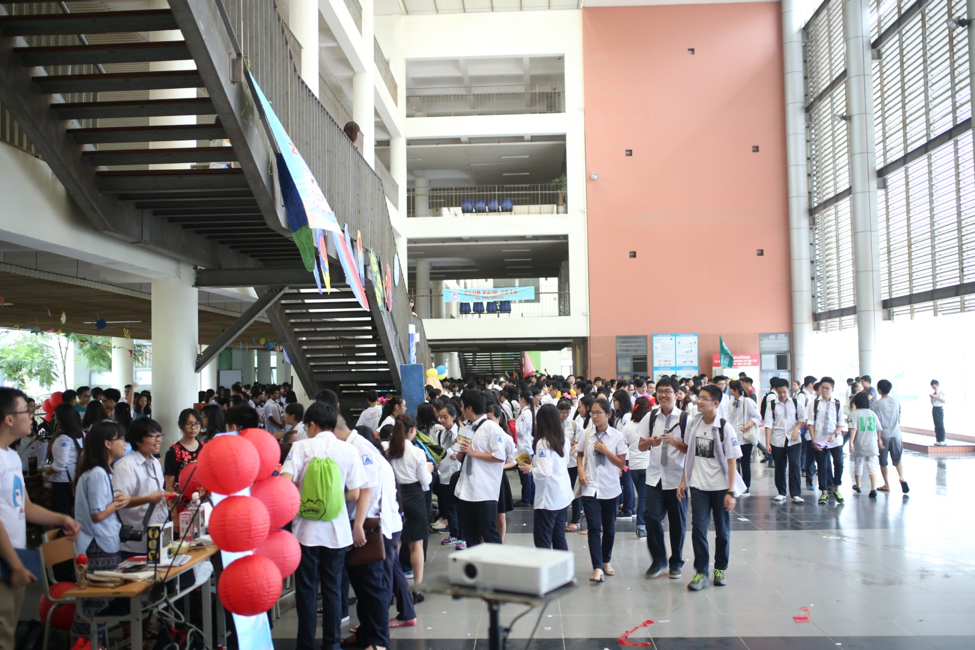 Học sinh cấp 3 háo hức tham gia hội chợ CLB kiểu nước ngoài - 1 Các bạn học sinh khóa 16-19 háo hức tham gia hội chợ Club Fair 2016