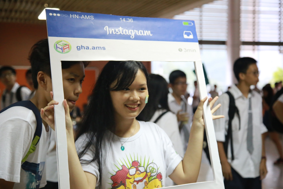 Học sinh cấp 3 háo hức tham gia hội chợ CLB kiểu nước ngoài - 8 Chụp ảnh check-in tại booth của Green Hanoi Amsterdam