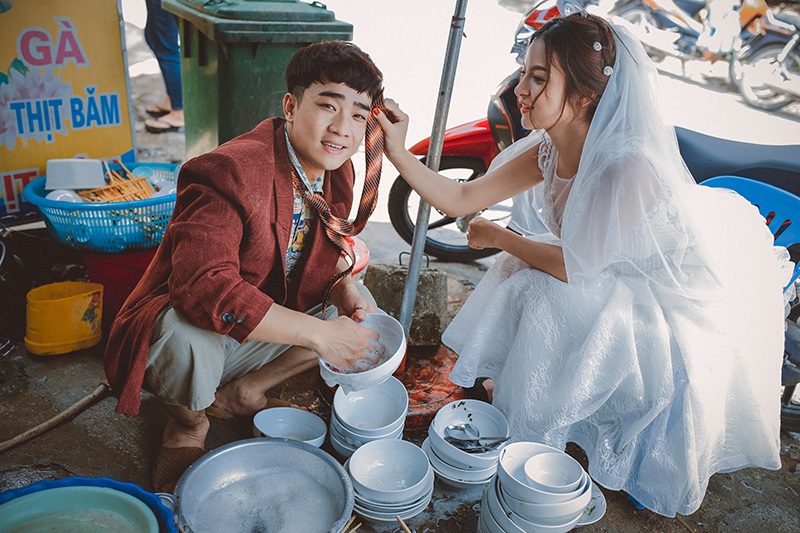 Ảnh cưới "bên nhau trọn đời" hài hước, ý nghĩa của "thánh chế" - 7 Rửa bát thuê