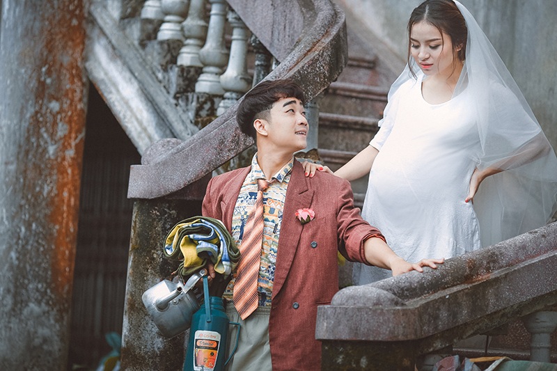 Ảnh cưới "bên nhau trọn đời" hài hước, ý nghĩa của "thánh chế" - 11 Cùng nhau vượt qua gian khó