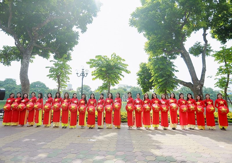 
Được biết, đây là một hoạt động nằm trong khuôn khổ vòng Chung kết cuộc thi Hoa khôi Sinh viên Hà Nội - iMiss Thăng Long 2016. Trang phục áo dài đỏ nổi bật của 25 nữ sinh bên bờ hồ Hoàn Kiếm, thu hút sự chú ý của quần chúng nhân dân.
