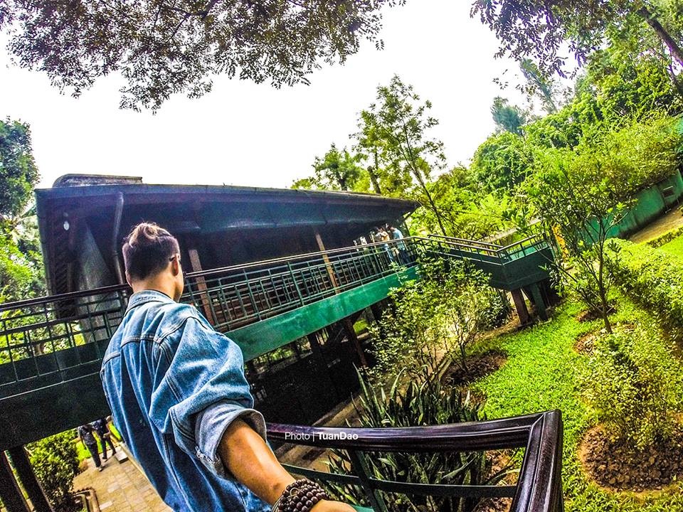Bộ ảnh tuyệt đẹp của chàng trai "một mình đi khắp Thủ đô" - 2
Nhà sàn Bác Hồ - nằm trong Khu di tích Phủ Chủ tịch tại Hà Nội.