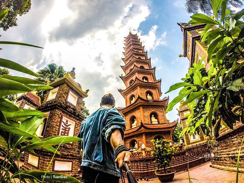 Bộ ảnh tuyệt đẹp của chàng trai "một mình đi khắp Thủ đô" - 5
Chùa Trấn Quốc có lịch sử 1.500 năm, được coi là lâu đời nhất ở Thăng Long - Hà Nội.
