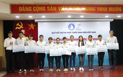Anh Bùi Quang Huy - Bí thư Trung ương Đoàn trao học bổng cho sinh viên có hoàn cảnh khó khăn.