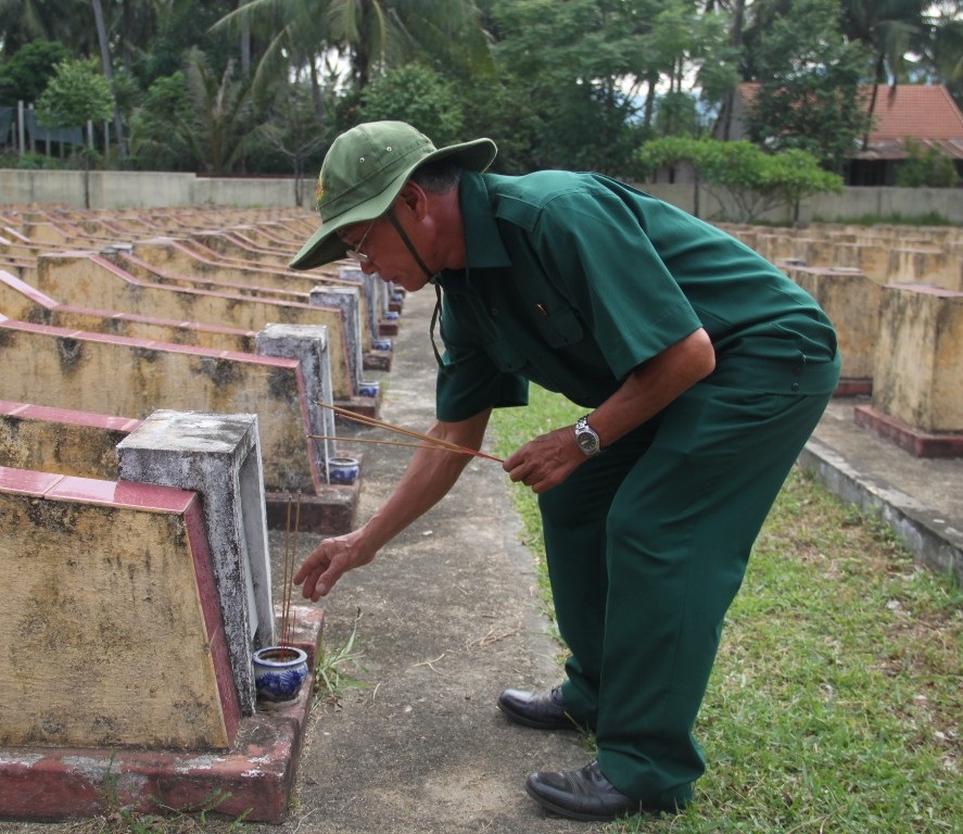Cựu TNXP Lê Xuân Hải (xã Hoài Hảo, huyện Hoài Nhơn, Bình Định) 27 Tết vào rừng tìm mộ liệt sỹ quê ở Thái Bình hy sinh ở chiến trường huyện An Lão, Bình Định
