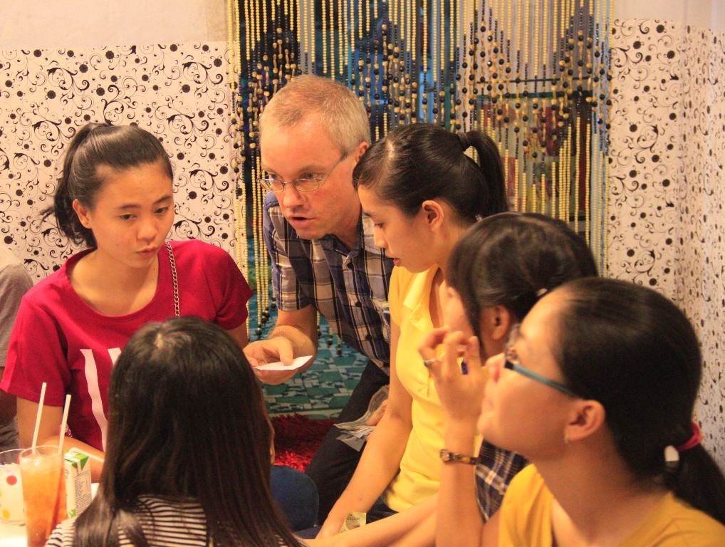 Chàng Tây tên Stephan làm bồi bàn và sẵn sàng trò chuyện thân thiện bằng tiếng Anh khi khách có nhu cầu