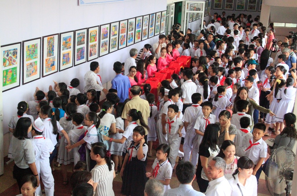 Lễ cắt băng khai mạc Triển lãm tranh với văn hóa giao thông