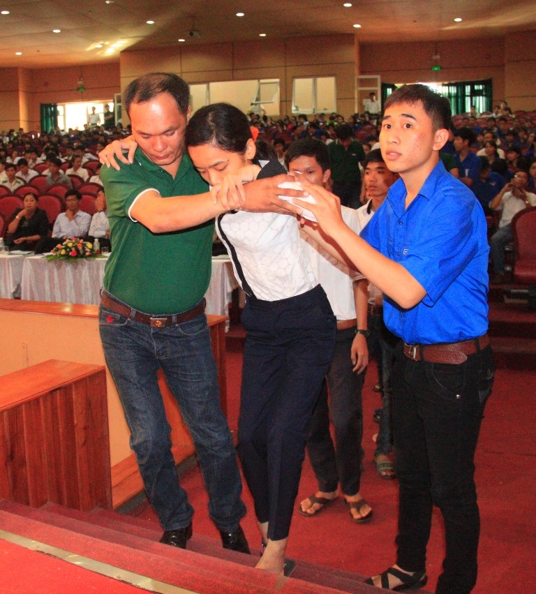 Như Ý nhà vừa nghèo bản thân lại bị dị tật bẩm sinh phải ngồi xe lăn từ nhỏ và những ngày tháng đại học sẽ khó khăn với em và gia đình