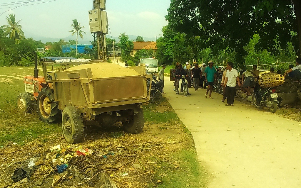 Chiếc xe máy cày chở cát gây nạn khiến bé gái 3 tuổi thiệt mạng