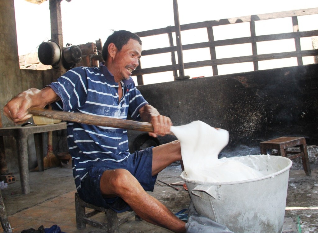 Công đoạn đánh bột hoàn toàn thủ công