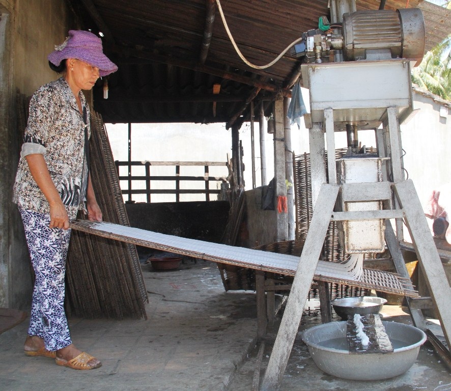 Chỉ cần khởi động máy rồi đưa vỉ vào là bột tự chảy xuống thành sợi bún