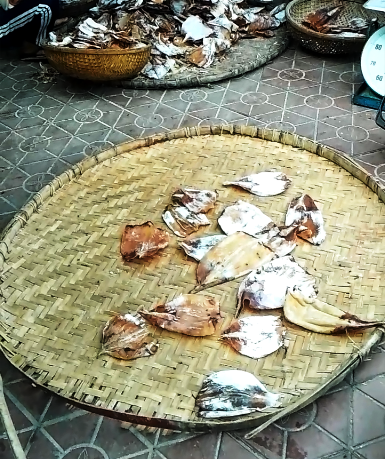 Kinh hoàng ruồi bu, bụi bám mực tẩm gia vị - 2 Mực bày la liệt ở vỉa hè cho ruồi bu, bụi đường bám vào mực