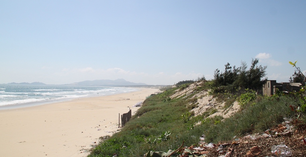 Bờ kè chắn sóng dọc biển Trung Lương rất đơn sơ