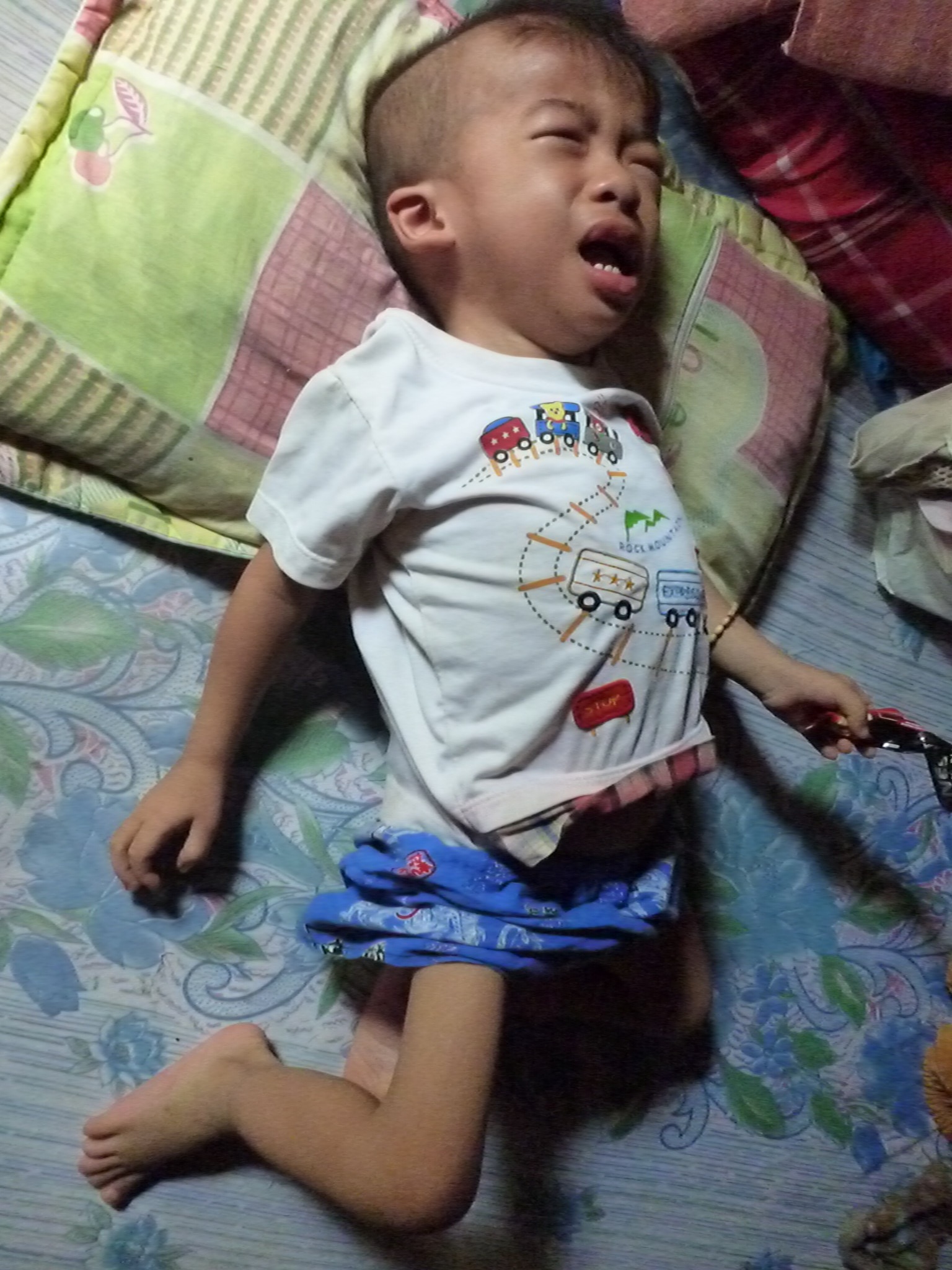 
Mới 3 tuổi, cháu Tuấn đã mang trong mình căn bệnh ung thư nhưng hoàn cảnh gia đình quá nghèo không có tiền để phẫu thuật
